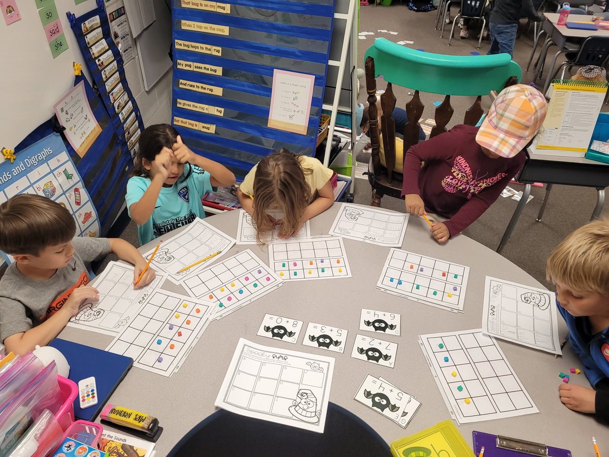 LinsNorman's tweet image. I love capturing their learning, especially when they aren&apos;t looking!💙🐻🤍@HaymarketCubs #haymarkettogether #hmesfirsties #mathworkshop
