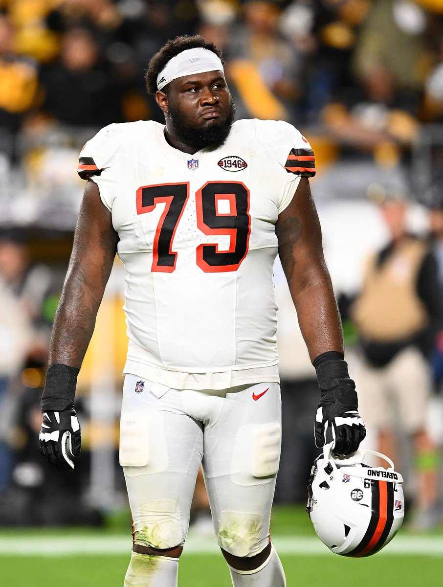 Dawand Jones is making a case for rookie of the year right now #DawgPound