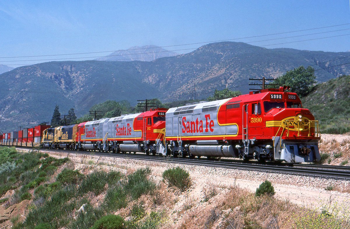 worldwiderails's tweet photo. Here, we see the 5990, which was recently renumbered, leading a double stack train on Cajon Pass in May 1990. 

📸 John Shine https://t.co/MFZTUk3rMX
