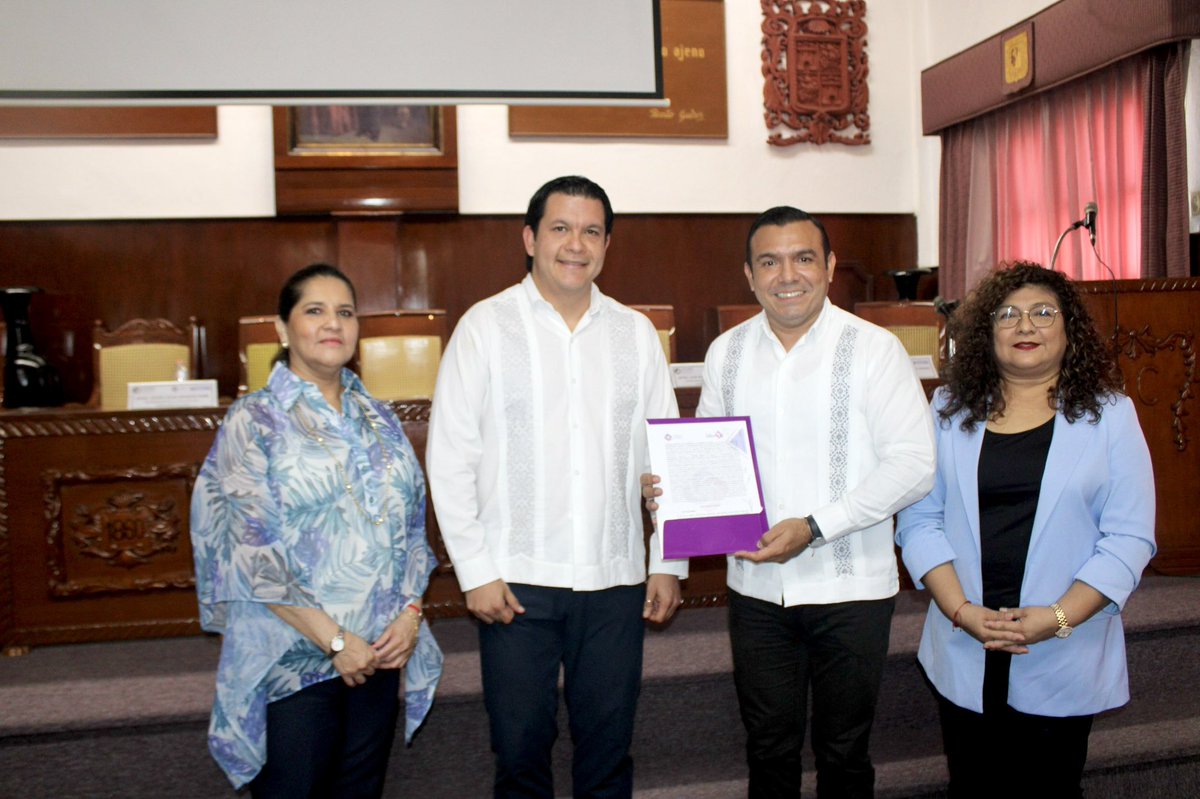 Durante este espacio se dieron cita integrantes de la <a href="/RegSureste_SNT/">Región Sureste del SNT</a> y del <a href="/CONAIP_SNT/">Sistema Nacional de Transparencia</a>, así como autoridades estatales de Campeche. <a href="/FranJAcOrdonez/">Francisco Javier</a>