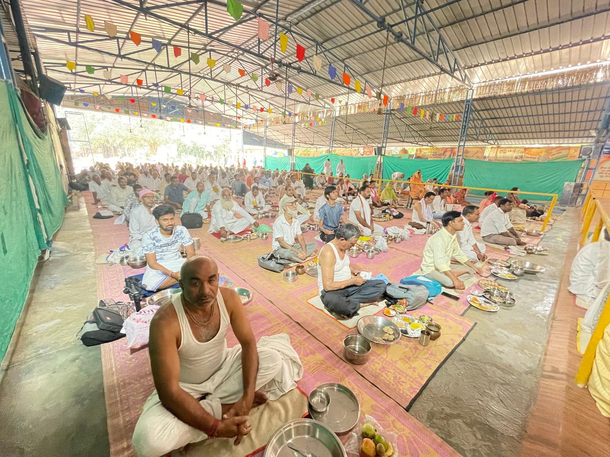 AshramGzb's tweet photo. Hindu Dharma की अति सुंदर व्यवस्था कि अपने पितरों के साथ-साथ ज्ञात अज्ञात दिवंगत एवं शहीद सैनिकों की आत्मा की शांति के लिए Sabki Mukti Ka Sankalp भी शास्त्रोक्त विधि-विधान अनुसार देशभर के सभी Sant Shri Asharamji Ashram में #सामू��िक_श्राद्ध_तर्पण किया गया !?
Ghaziabad Ashram
👇 https://t.co/7vVwgWjply