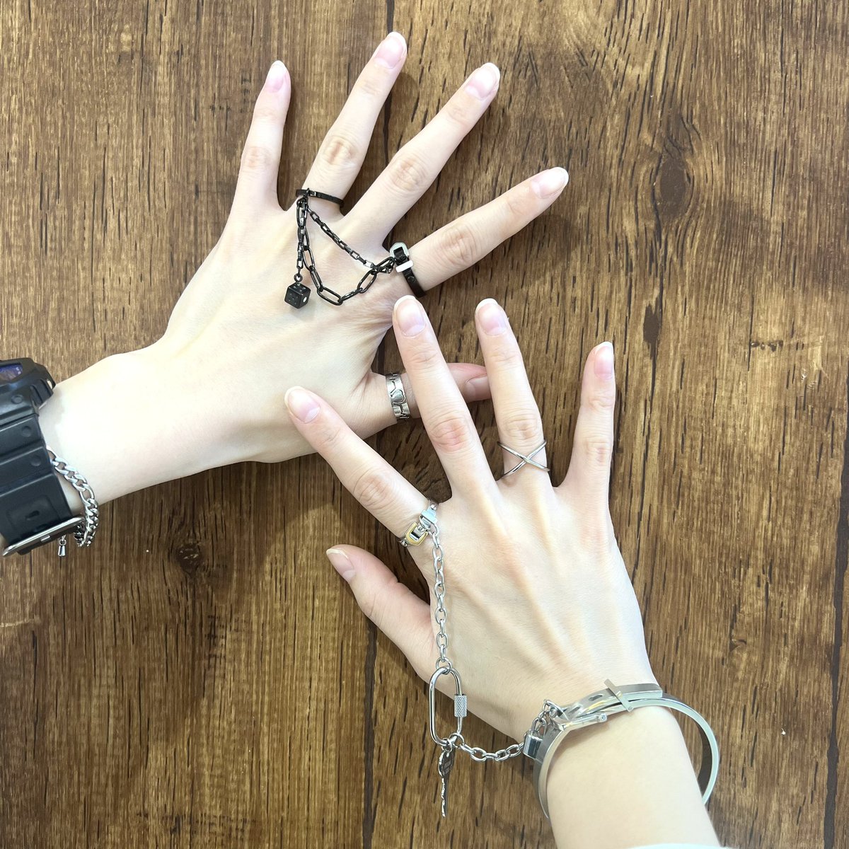 【🔑 お客様コーデ 🎲】
宇都宮店の石田です🐼
本日はお客様お手元コーデをご紹介いたします✨
左右でモノトーン仕様🖤🩶
指→指、指→腕のチェーンドと、
ベルト✖️🔐の組み合わせ最高にかっこいいです💪
いつもありがとうございます😎🔥
#メディストア
#お客様スナップ
#サージカルステンレス