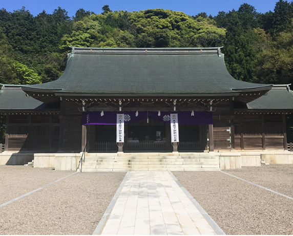 kichigi0003's tweet photo. 8年間大学で神道を学んだけど、「正中」を知らない人が多すぎる
（ってか、知らなくて当然なんだけど…）

神社参拝で参道の真ん中を歩いちゃダメ！って知っている人は多いよね
真ん中は神様がお通りになる道だから…

そうなの
神様の真正面の場所を神道界では「正中（せいちゅう）」って言って、特別な作法があるほど神聖な場所なんだよね
神様無視して歩くこと横切ることはしてはいけないのよ

この考え方って素敵でしょ
神道作法が素敵なんじゃなくて「真ん中の道が神の道である」って思想が清々しいでしょ？

いのちは真っ直ぐ、真ん中を進め！

私たちのいのちは神の分け御霊なの
だから人生は堂々と真ん中の道を歩けばいいの
周囲の目や世間の常識に捕らわれることなく、あなたはあなたの真ん中の人生を歩いていいんだよ

ありのままってそーゆー意味だよね

偏狭な道を進むな！
真ん中を進め