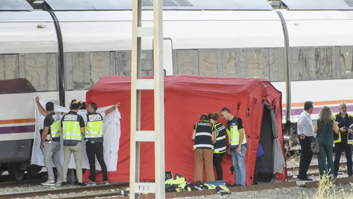 Una cámara de seguridad de una gasolinera cercana a la zona de talleres de la estación de Santa Justa grabó a Álvaro Prieto, subido al techo del tren en el que fue encontrado sin vida. 

Álvaro tocó el pantógrafo del tren y se electrocutó, recibiendo una fuerte descarga que acabó