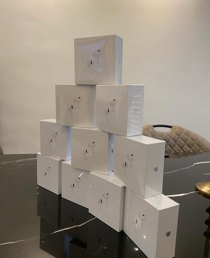 siristoree's tweet photo. سحب العودة ❤️‍🩹✨

سحب على سماعتين airpods pro 2 
وحدة ليك والتانية لصحبك اللي بتختارو 
الشروط بسيطة زي ما متعودين:

-رتويت 
-فولو @siristoree 
-منشن لصحبك العايزو يفوز معاك 

بالتووفيق للجميع ❤️‍🩹 https://t.co/vN9HLOO9Xe