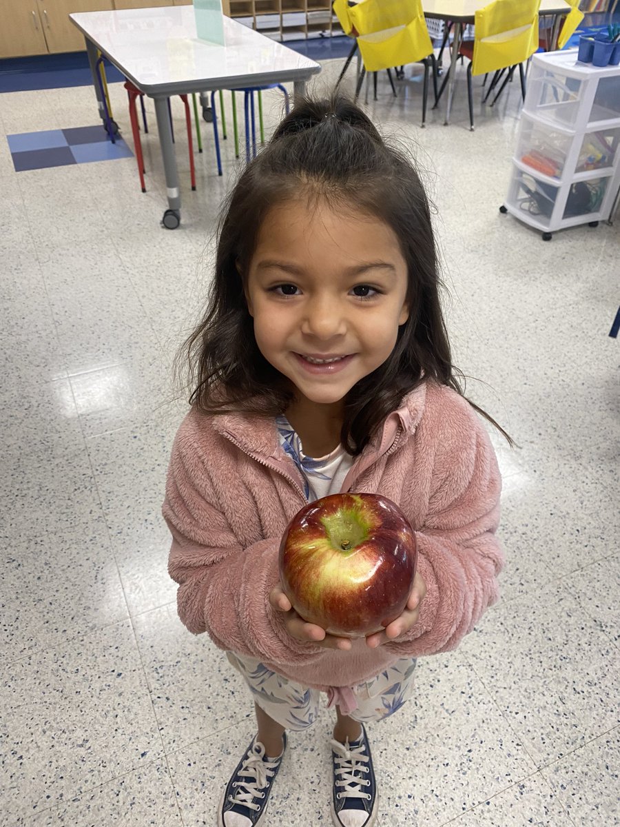 TavaresteachesK's tweet photo. 🍎 An apple a day keeps the doctor away! 🍏 ♥️ https://t.co/wwXM35i0Vj