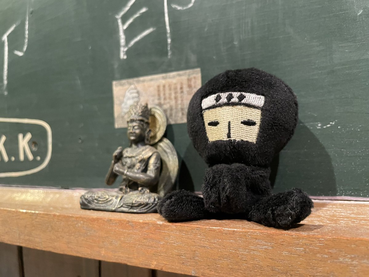NinjaDojoStore's tweet photo. 全ての忍者を見習う 見習い忍者の伍猿でござる！

きょうも道場のせんぱい方と修行なのでござる。
大日如来さんに九字印の智拳印を教えてもらったでござる。

ぼくも印を結んで知恵を授けてもらうでござる。
上手く出来たでござる。
最近ネタが尽きてきたから知恵をお授けください…なのでござる。 https://t.co/oo46Y0UuuI