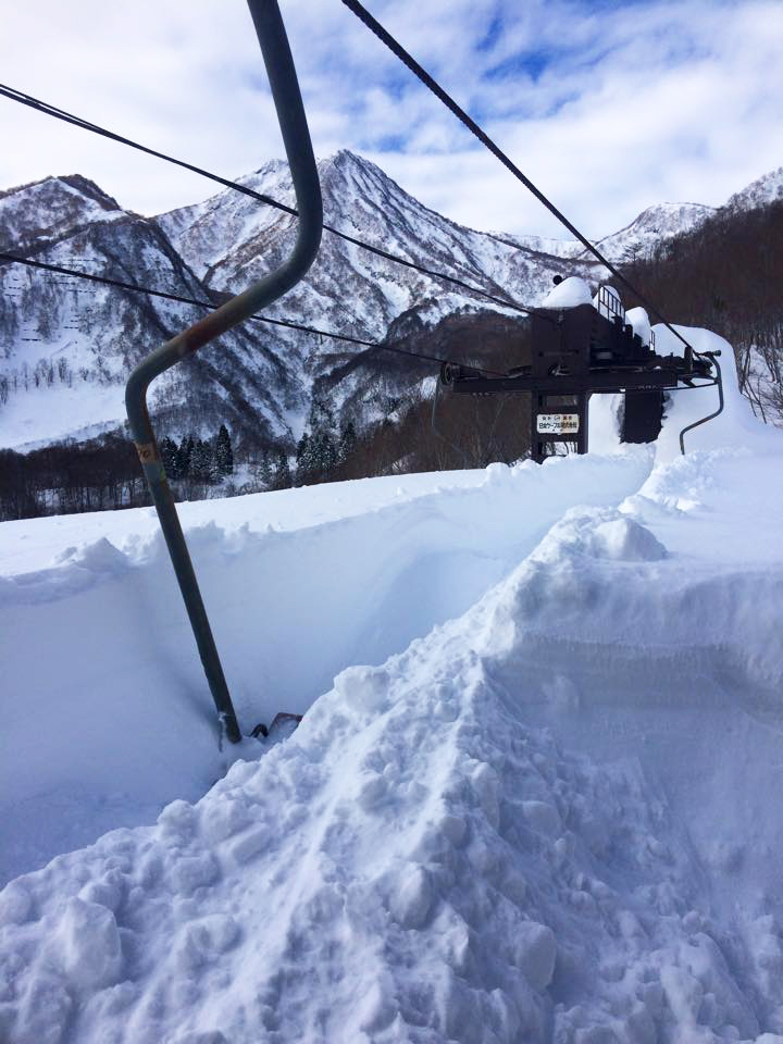 powderhounds1's tweet photo. Japan snow problems when the chair lift needs digging out! This throwback is the little Seki Onsen in Myoko, which scores somewhere in the realm of 14.5 to 16 metres (571 - 630") of snow on average per season.
The general low-down on Seki:
https://t.co/7Co2ifaHh1 https://t.co/sjOEdq0Dzk