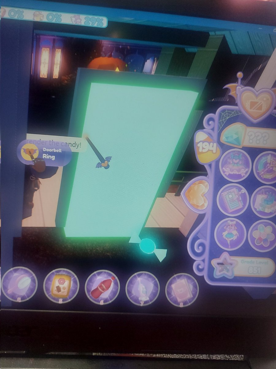 oxsallixo's tweet photo. Daily  reminder  your candy can get stuck behind  the door 😍🥰#royaleween  #royalehigh #royallween  #royalloween https://t.co/NxawJEEcO6