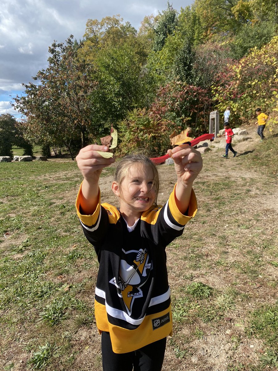 BrookeStroeder's tweet photo. In room 10, we really are “falling” in love with learning 😉 We love using nature as part of our art! https://t.co/wHvcR5261p