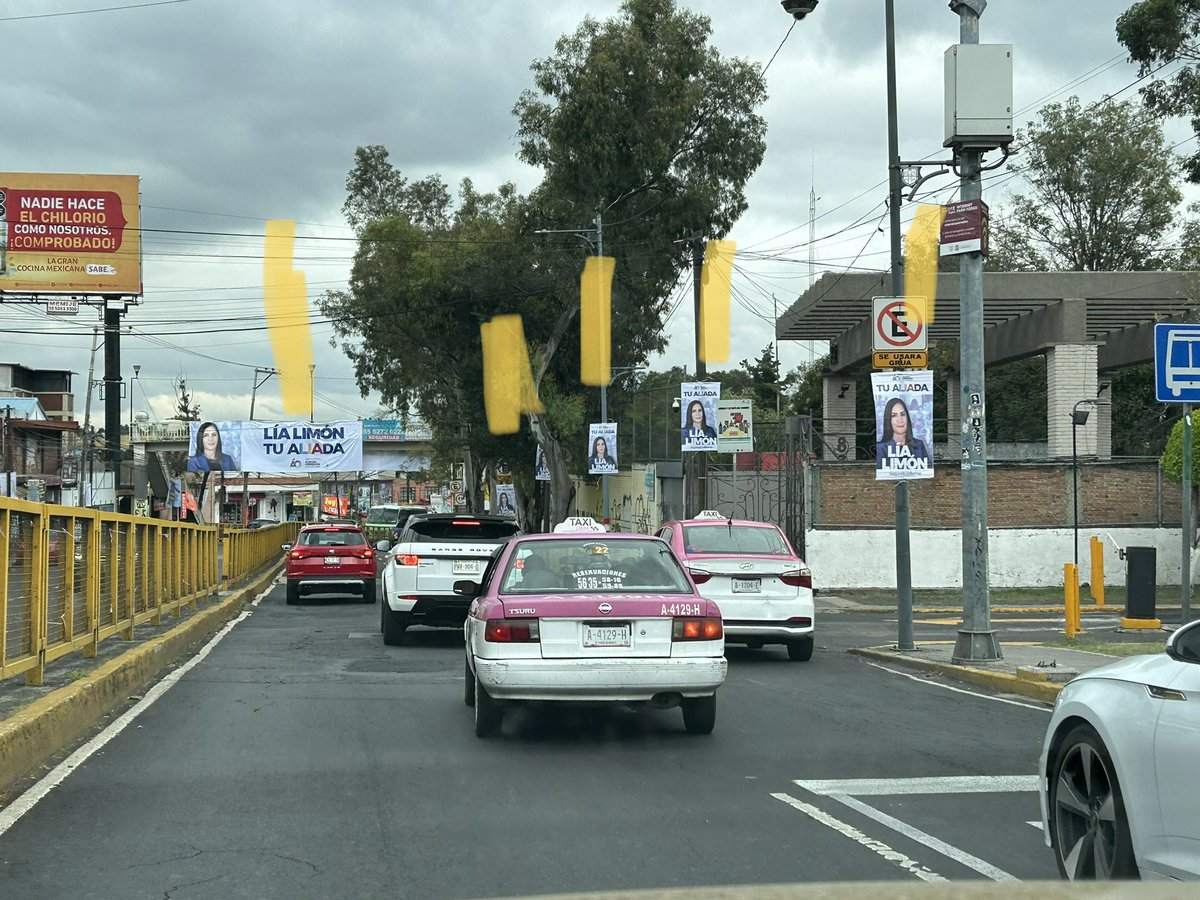 Daredoc_'s tweet image. De subida y de bajada. ¿En serio? En puentes peatonales. 
Incluso hay uno tapando un semáforo !!! @lialimon @AlcaldiaAO @LasAguilasCDMX