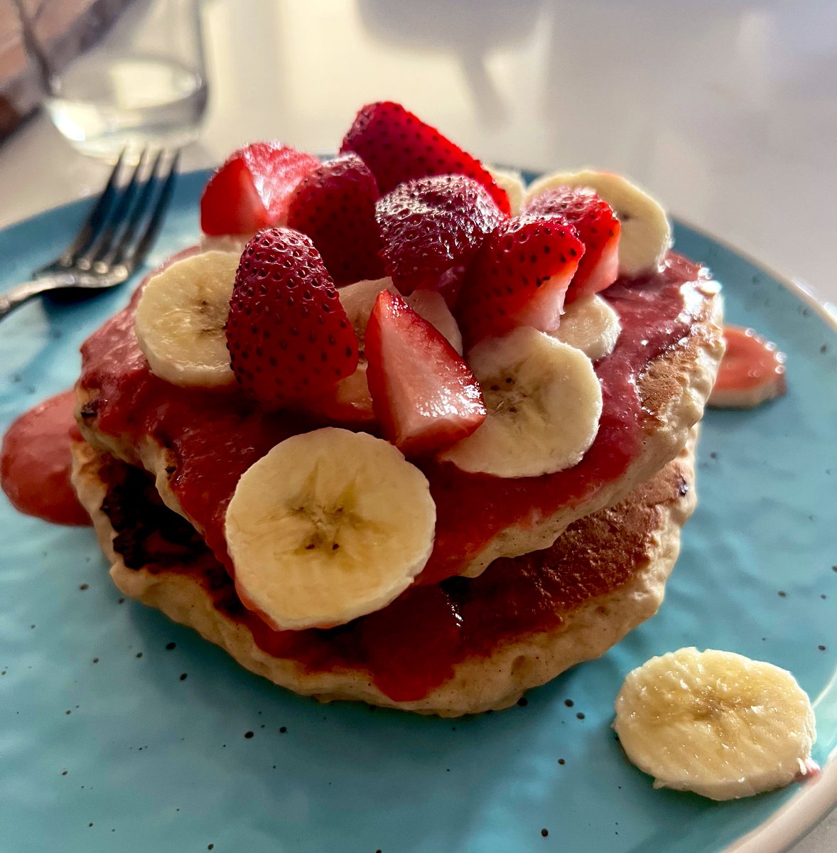Banana pancakes with homemade strawberry syrup 🤤 #breakfastfordinner #vegan