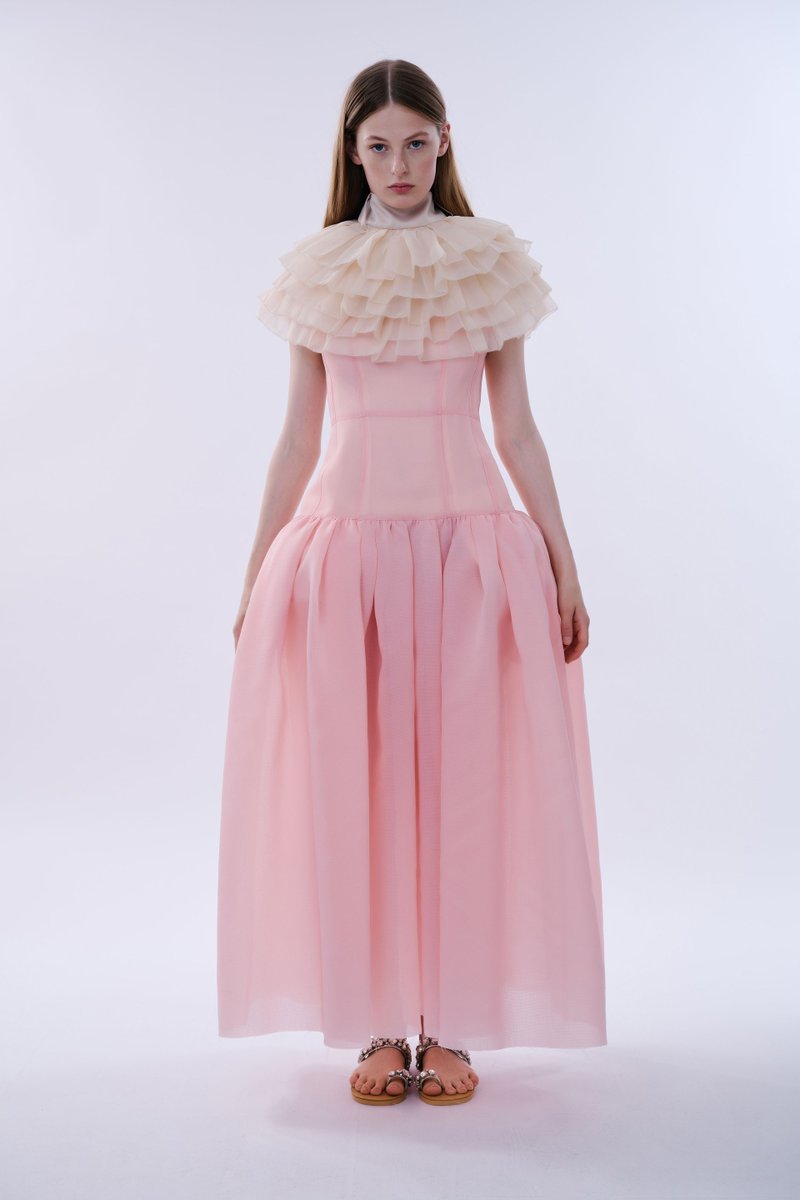 VogueRunway's tweet photo. The #MingMa spring 2024 collection has arrived. View every look: https://t.co/0odN8gUWLH https://t.co/BMiizCfbCc