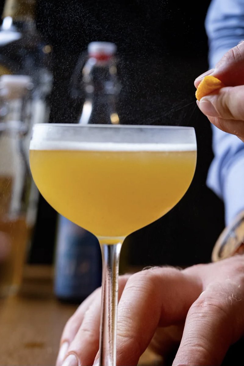 Can you guess ? What twist ? I put on this classic cocktail? I call it the Panier à Vêlo….
@scalehospitality #strenycocktailweek  .
If you guess correctly I’ll mail you a bottle of my custom 400rabbits bespoke bitters !