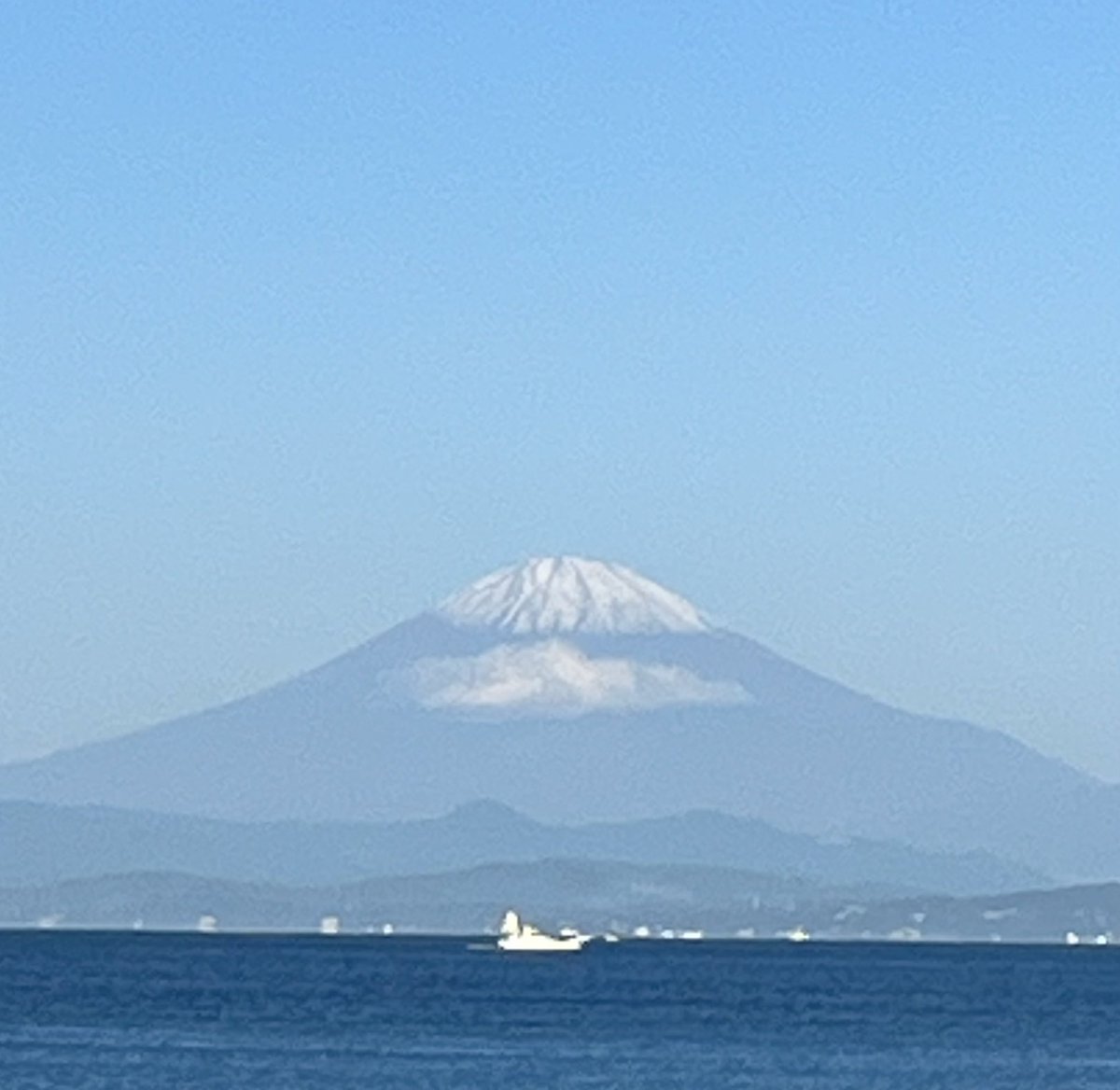 hello_hayama's tweet photo. グッドモーニング葉山。
気持ちがいい朝。
真っ青な秋の空に浮かび上がる富士山。
今日もこの富士のように堂々といよう。

#葉山　#富士山　#秋晴れ　#通勤前散歩 https://t.co/cr5DTQjy5V