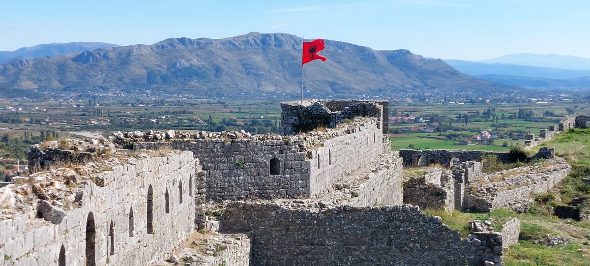 st_foerster's tweet photo. Hoch über #Shkoder thront die Burg #Rozafa, die mit einem herrlichen Ausblick auf die Albanischen Alpen und weit nach #Montenegro hinein belohnt. #Albanien @Tasso2000 @Momentsinthe @joanadiskurs @LuisenstadtFoto @sal_sa13 @Rathausreporter @CWolfBerlin @ThomasSeerig https://t.co/A7Ha4bj1LS