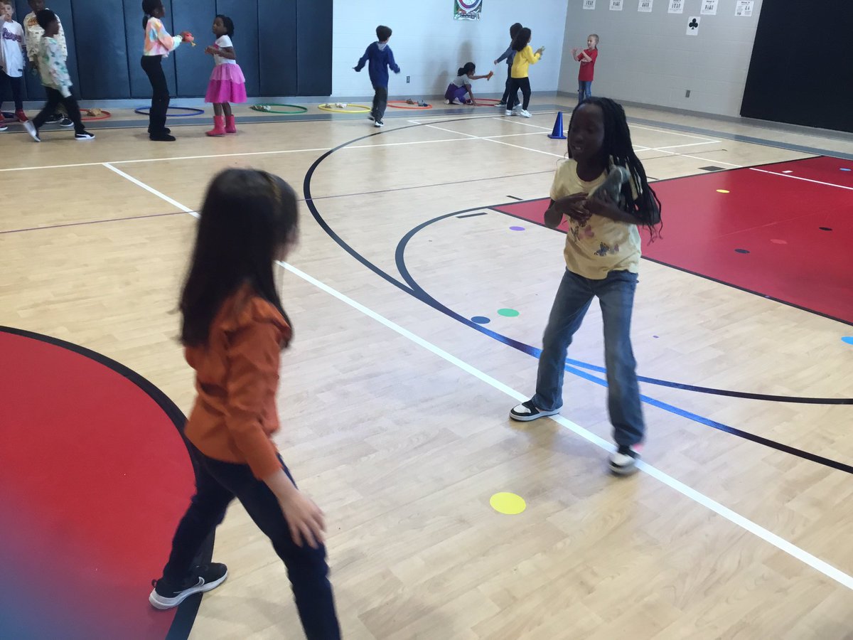 WWEPhysEd's tweet photo. Our @WWECardinals  got ⬆️ reputations with catching today in 2nd-5th with “Hot Hands”. Ss get beanie baby from opposite side, perform small toss/catches as they slide back to their hoop. Every few min we find a winner and start again. #physed #MelissaSchools @melissaisd https://t.co/ajsZ2PlVHV