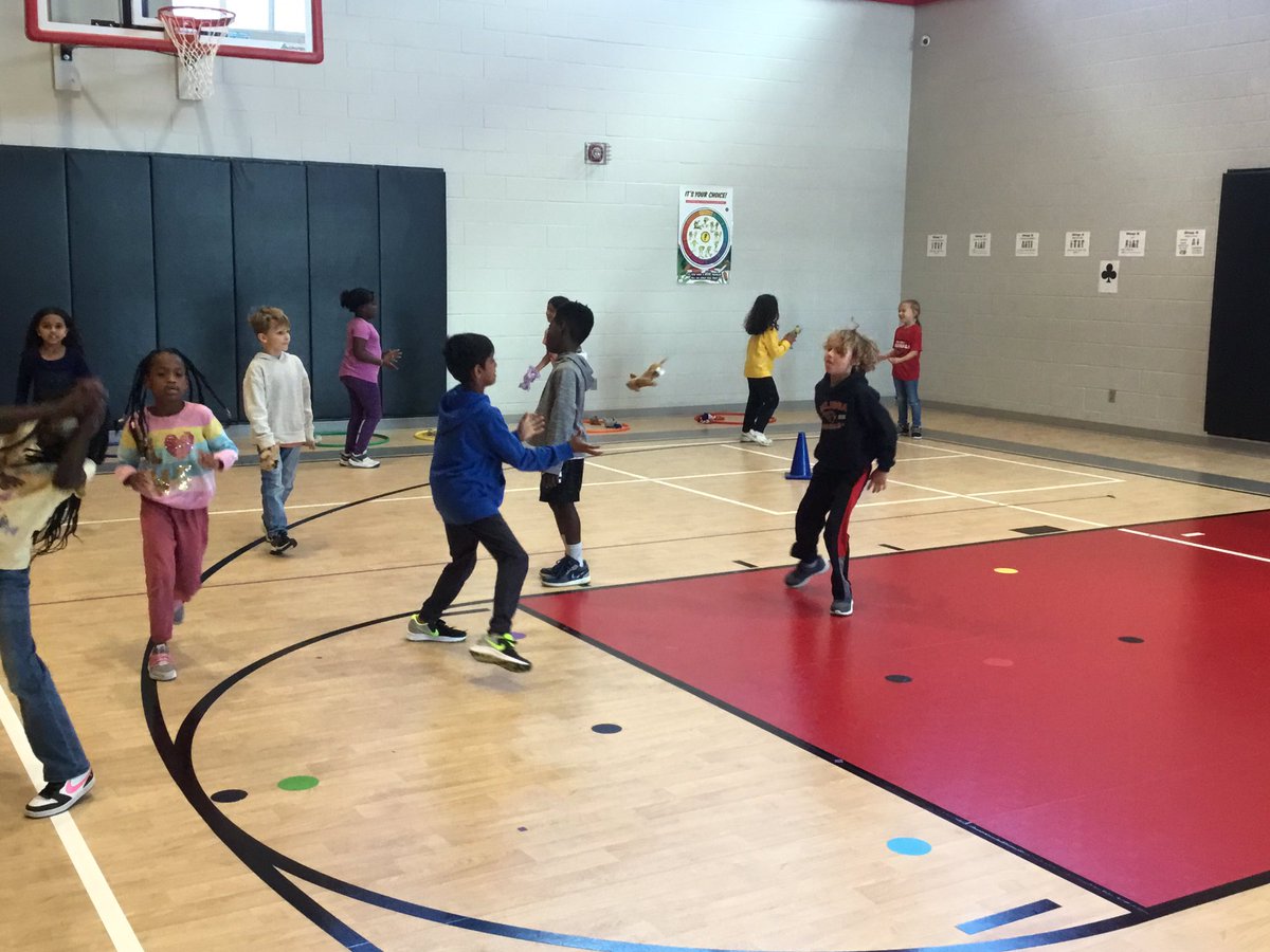 WWEPhysEd's tweet photo. Our @WWECardinals  got ⬆️ reputations with catching today in 2nd-5th with “Hot Hands”. Ss get beanie baby from opposite side, perform small toss/catches as they slide back to their hoop. Every few min we find a winner and start again. #physed #MelissaSchools @melissaisd https://t.co/ajsZ2PlVHV