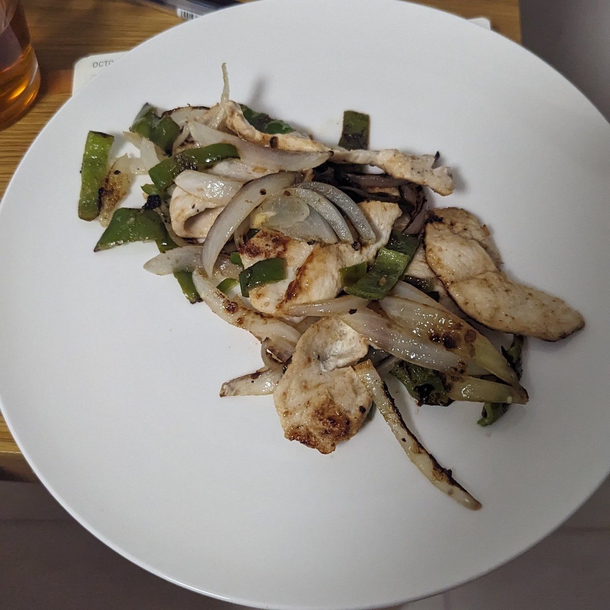 アパートで泊まるから、料理ができる🙌
特別じゃなかったけど、日本の材料が最高! ピーマン、玉ねぎ、にんにく、鳥
(皿が大きすぎる😂)

誰か好きな簡単レシピがあるの？