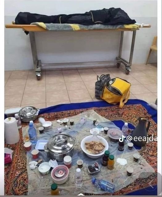 alnto3's tweet photo. صورة مؤلمة تعني الكثير ،، تأملوها
لن تتوقف حياة الاخرين بموتك، الكل سيعيش حياته الطبيعية وستصبح أنت في طي النسيان
أعمل لاخرتك من الان ،، لن ينفعك الا عملك الصالح https://t.co/W9s2BDSD5f