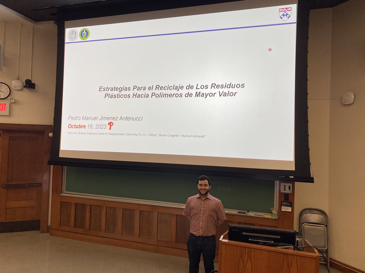 Pedro (G3) giving a Spanish talk on his work at the @IDEAL_Research Hablemos Ciencia October seminar today! @PennChemistry #HispanicHeritageMonth