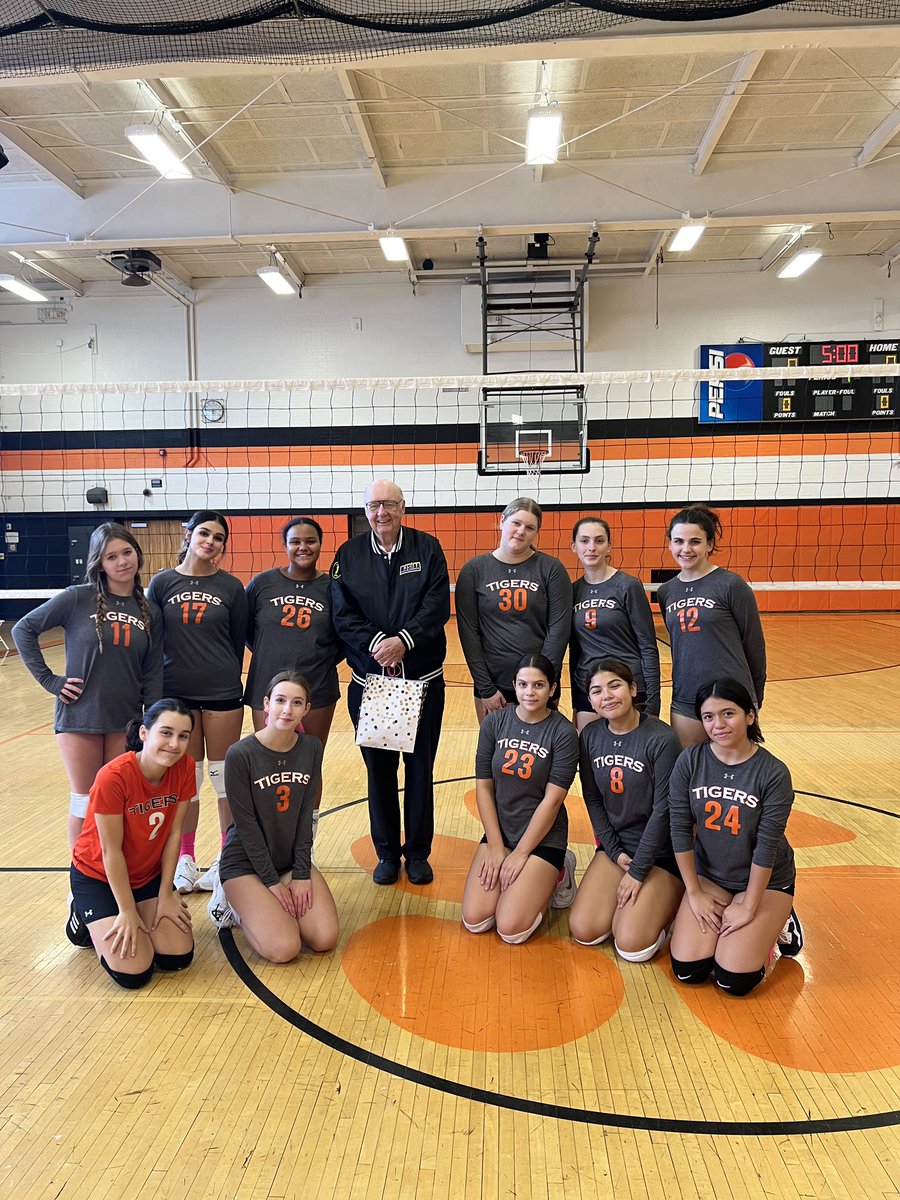 HHSTigerVB's tweet photo. Lady Tiger Volleyball Froshies honoring today’s officials prior to this afternoon’s match! Thank you officials for all you do!  #OfficialsAppreciationWeek  #NJOfficialsRule @HHSTIGERS @NJSIAA @TheNJAC https://t.co/4AM2ZI2fFe