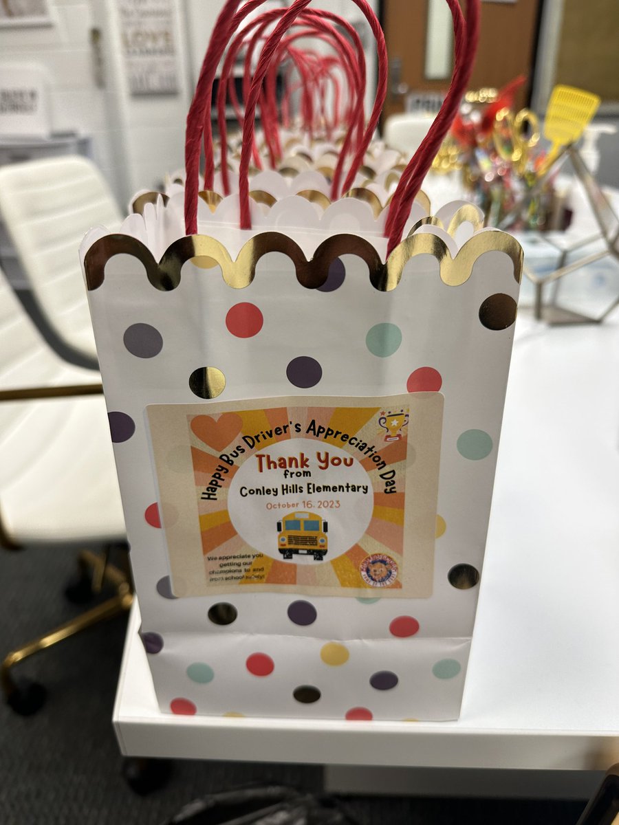CallMeDrB's tweet photo. We kicked off Bus Driver's appreciation Day @ConleyHillsCubs with breakfast on the go for our amazing bus drivers. They go over and beyond the call of duty daily for our WHYS and we're so grateful 💗🚌⭐️💙 #RelationshipsMatter @DrTamaraCandis https://t.co/HbcR9PyzFS