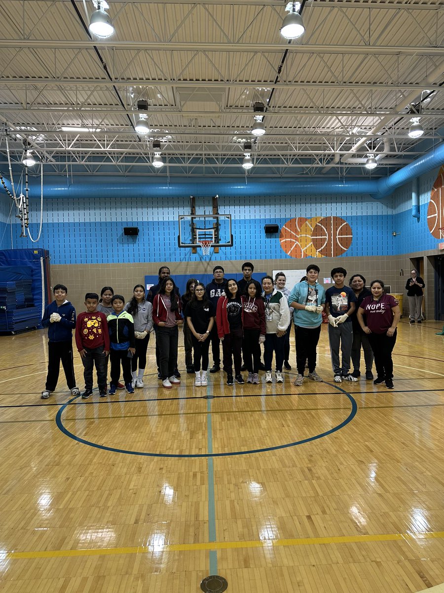 WGES_Wellness's tweet photo. A Successful first market day of the school year, s/o to all the young volunteers for all their hard work! https://t.co/g41eRbiylY