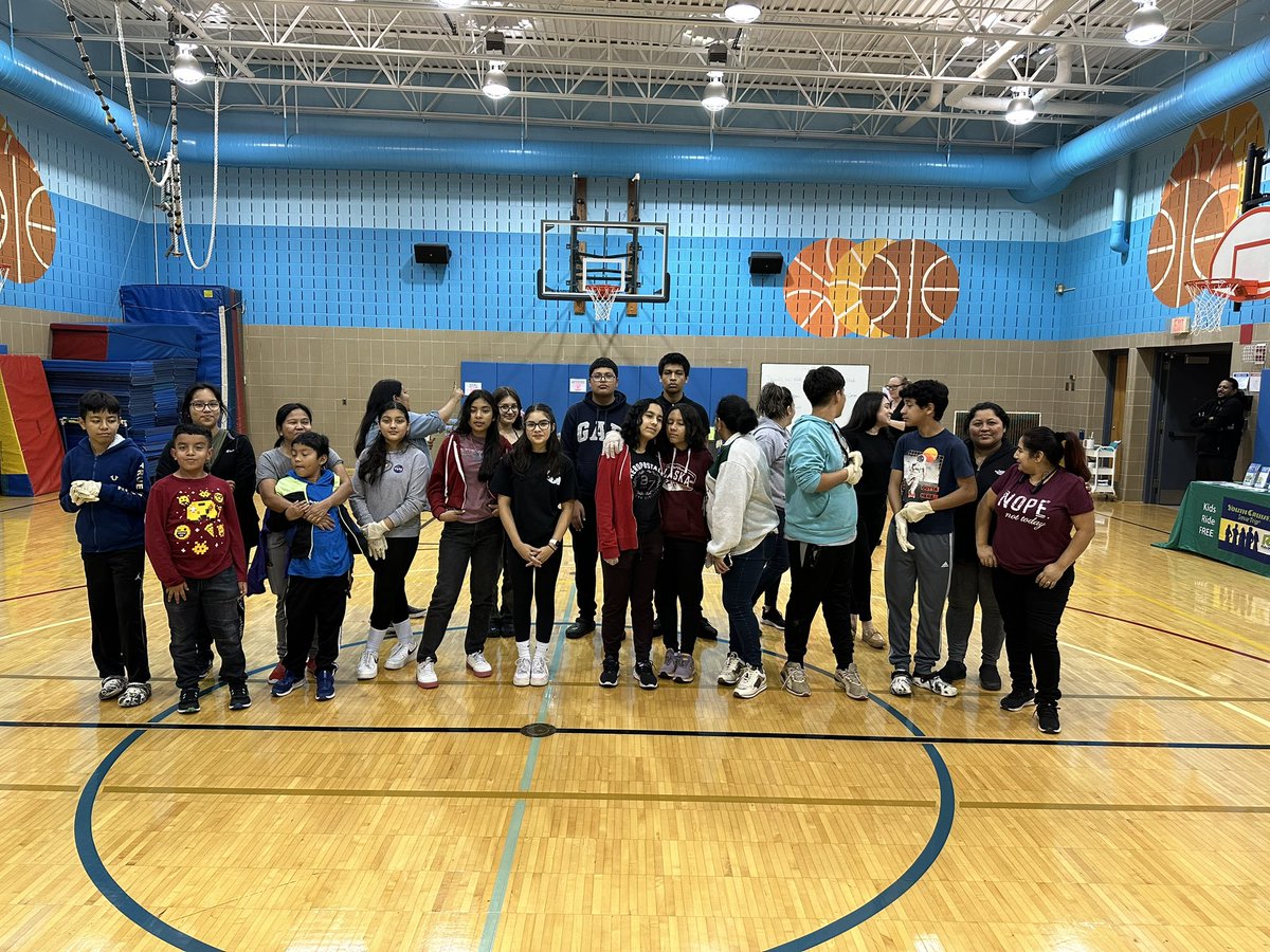 WGES_Wellness's tweet photo. A Successful first market day of the school year, s/o to all the young volunteers for all their hard work! https://t.co/g41eRbiylY