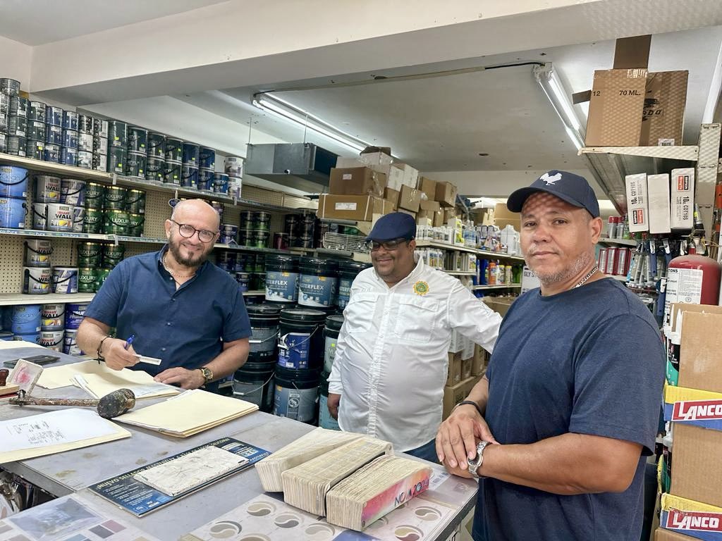 ARROYO || Durante la mañana de hoy, estuve realizando entrega vales de materiales de construcción de mi Distrito #30 🚧 

Por otro lado, estuve haciendo entrega de aportacion economida para la Escuela Adalberto Sánchez Morales, para unidades de aire.

#distrito30🇵🇷