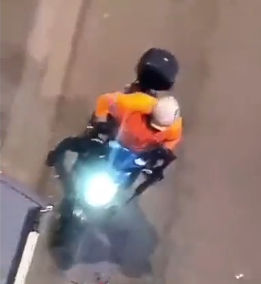 lewinskylou2's tweet photo. Je rijdt in je fluorescerende oranje jas met je kalasjnikov op een scooter door Brussel, je schiet af en toe, je roept eens allahoe akbar met luide stem - logisch dat de politie je niet kan vinden. Valt totaal niet op natuurlijk.

#brusselondervuur https://t.co/VFh7c05lV9