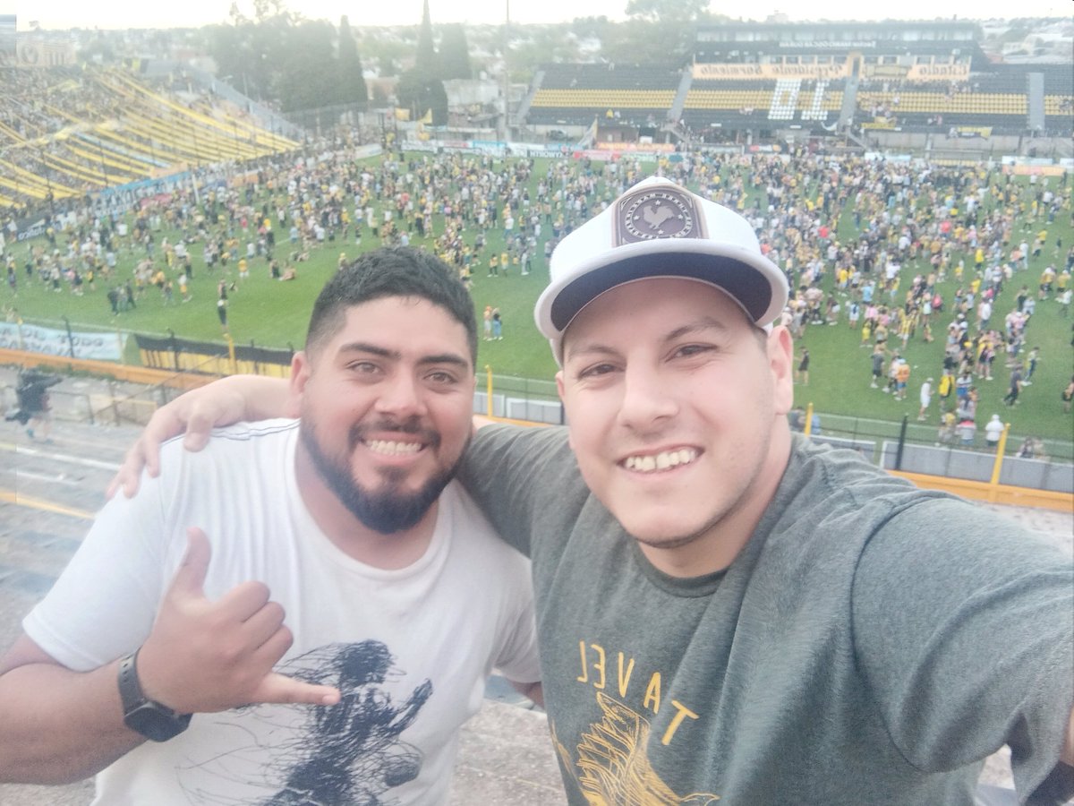 Nachosaaya's tweet photo. Más de diez años compartiendo canchas y cubriendo a este club. Estamos a 90 minutos de poder cubrir/relatar/comentar una campaña en la Primera División.. Fue una tarde histórica, Almirante jugara una final por ascender hermano.

Una transmisión más para #ÁreaAscenso #BNacional https://t.co/IfJIQ2LpPw