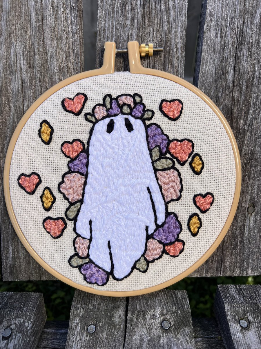 bobbiwolf_art's tweet photo. Little midsommar ghostie 
7” hoop
Punchneedle 
#ArtistOnTwitter #art #ghostart #hoopart #punchneedle #midsommar https://t.co/j7MP6Ok5xm