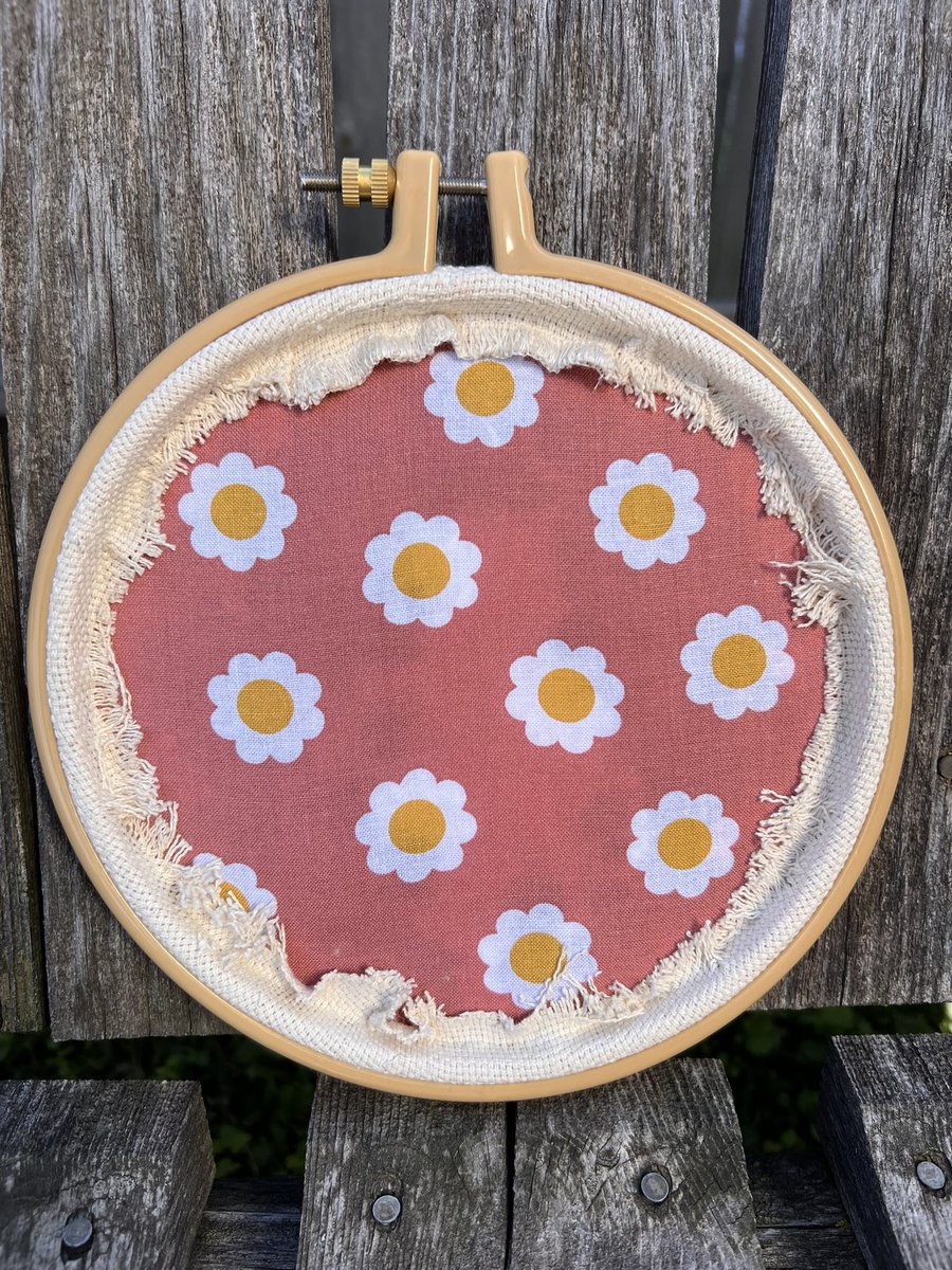 bobbiwolf_art's tweet photo. Little midsommar ghostie 
7” hoop
Punchneedle 
#ArtistOnTwitter #art #ghostart #hoopart #punchneedle #midsommar https://t.co/j7MP6Ok5xm