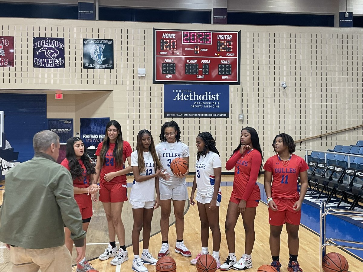 ChristinaJamer4's tweet photo. Fun times at the @vypehouston photo shoot! Thank you for capturing these memories for all of the athletes. @DullesGBB @dulleshoops @DHS_Vikings @DHSAthletics550 https://t.co/Dr7f0QUi3X
