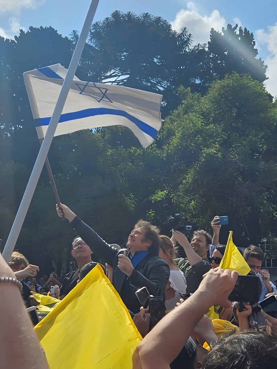El próximo presidente de Argentina, Javier Milei ondea una bandera de Israel en apoyo a su derecho a defenderse de los Terroristas de Hamas. 

¿Apoyas esto?