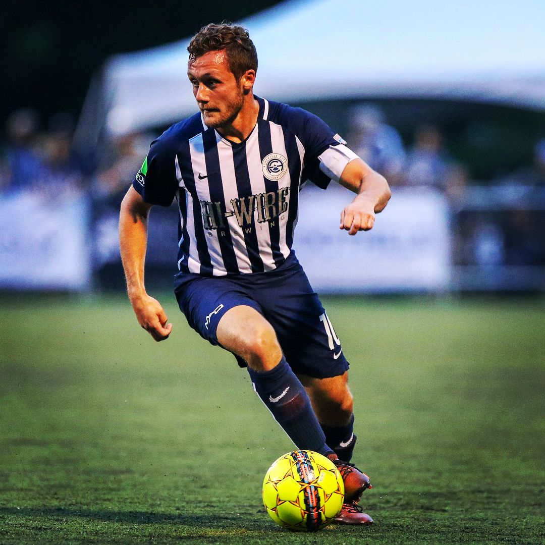 AshevilleCitySC's tweet photo. 𝔹𝕃𝕌𝔼𝕊 𝔽𝔸𝕄𝕀𝕃𝕐 Congratulations to Blues alum &amp; @tom_deeley10, co-owner &amp; managing director of the newly announced @HickoryFC!

#BelongBelieveBeBlue https://t.co/MmOLUCusrp