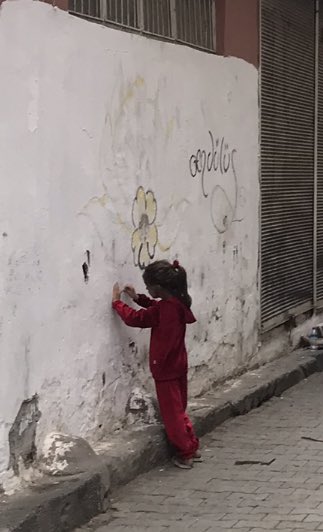 Buzdollabi's tweet photo. Dilo, te azadiya Başûr û Rojavayê welatê xwe dît lê di hesreta azadiya Amedê de mayî.
Soza jinên berê didim, tu yê azadiya Bakur jî bibînî û li kuçe û kolanên Amedê bi kêfa dilê xwe bigerî. https://t.co/DsDDAKXRYT