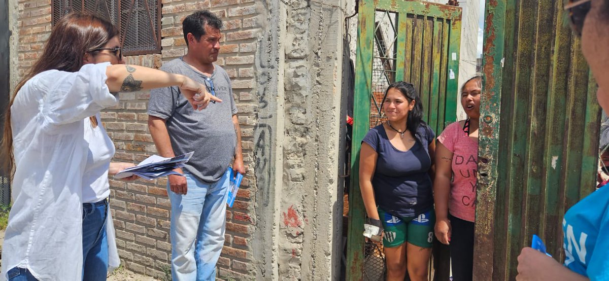 claudioarg19741's tweet photo. ✌🏽» ¡A darla vuelta! Junto a @danyvilar
Joana, Marta y compañerxs de @nelomasdezamora y @ateneoNKlomas militando fuertemente en Barrio Nueva Esperanza para que este 22 octubre los vecinos y vecinas voten la boleta completa de @UnionXLaPatriaL 
@SergioMassa @Kicillofok @fotermin https://t.co/O99ur5hMFJ