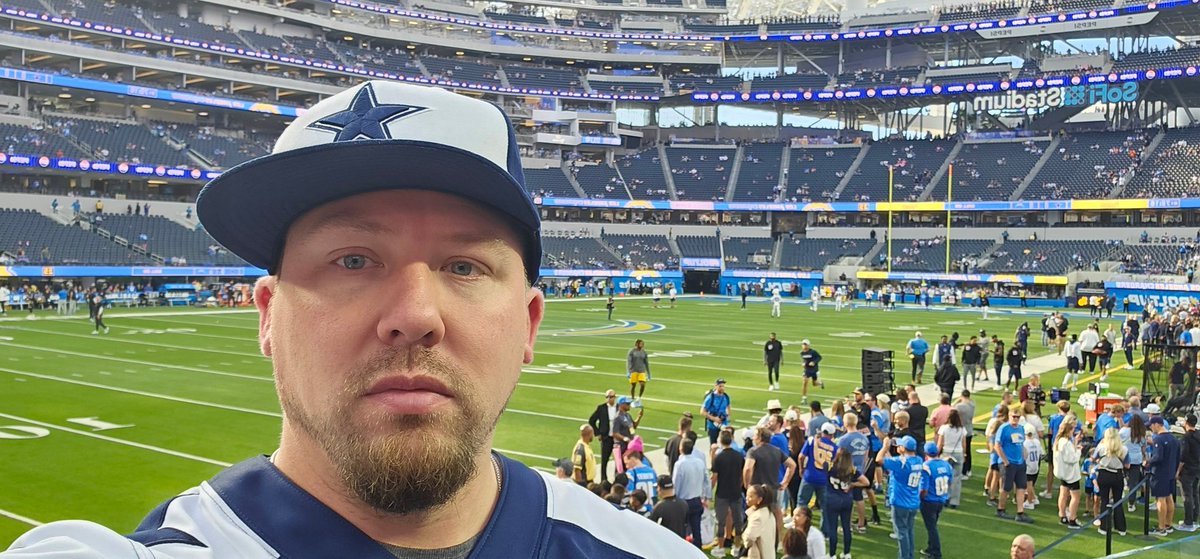 Bobby_Drake1331's tweet photo. We out here #CowboysNation LFG #DallasCowboys and #BeatLAC #MondayNightFootball https://t.co/EP6khoDeAM