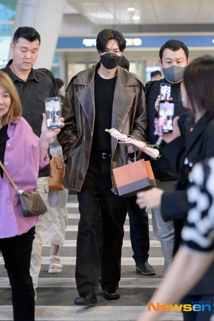 minozmarkee's tweet photo. 20231016 Lee Minho's arrival at Incheon from Manila, Philippines 🇵🇭
📸 NEWSEN | MEDIA
#SMDCCelebratesSM65th #SMDC
#LeeMinHoForSMDC #StepIntoLuxury
#이민호 #LeeMinho #ActorLeeMinHo
#イミンホ #李敏镐 #ลีมินโฮ #Minoz https://t.co/QyeQEfJ7RC