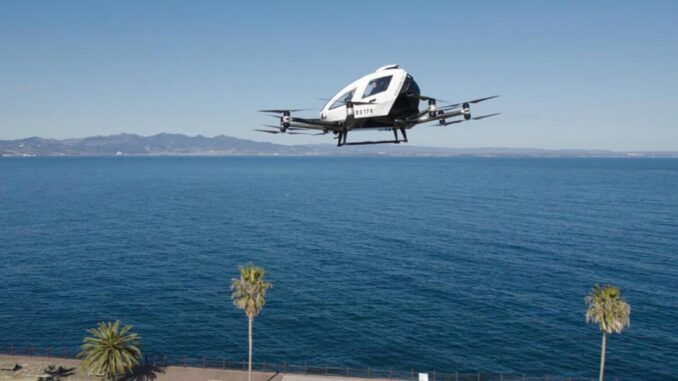 E_Motor_News's tweet photo. ⚡️Il primo drone qualificato a poter trasportare persone al suo interno è della Ehang, una ditta cinese che ha presentato il veicolo alla recente fiera della tecnologia svoltasi a Shenzhen.

📝#MarcoLoglio #theEMNteam

Read more⤵️
🔗https://t.co/Snqm0rlW4D https://t.co/9ms2k2zIB6