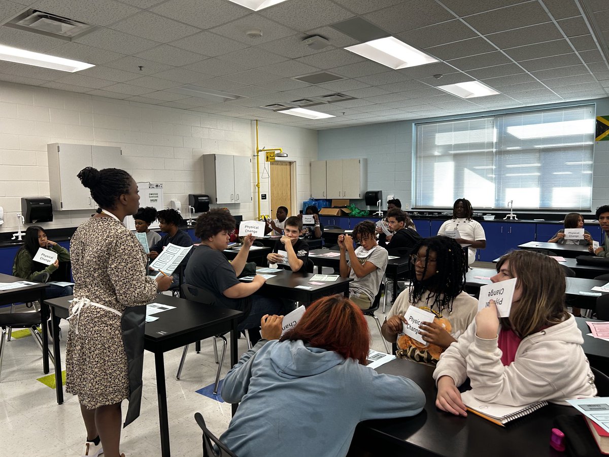 Ms. Lewis-Wallace and I enjoy co-teaching. Here she is doing the Flipper Feedback Chemical or Physical Change activity. ⁦<a href="/PaisleyMagnet/">Paisley Magnet School</a>⁩ #wedosciencewell ⁦<a href="/WSFCS_Science/">WS/FCS Science</a>⁩