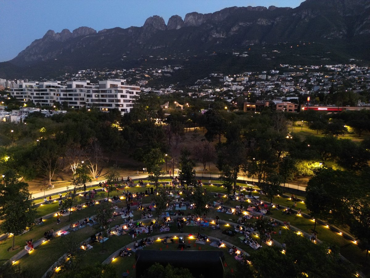 vclariond's tweet photo. 🌳 #BosquesDelValle es un #parque espectacular, en donde convivimos todas y todos en medio de la naturaleza.
👉Disfruta esta semana de #YogaenelParque y #Parquecinema. En #SanPedro disfrutamos la vida en el espacio público porque ¡vamos más allá! https://t.co/mnqbhqotRU