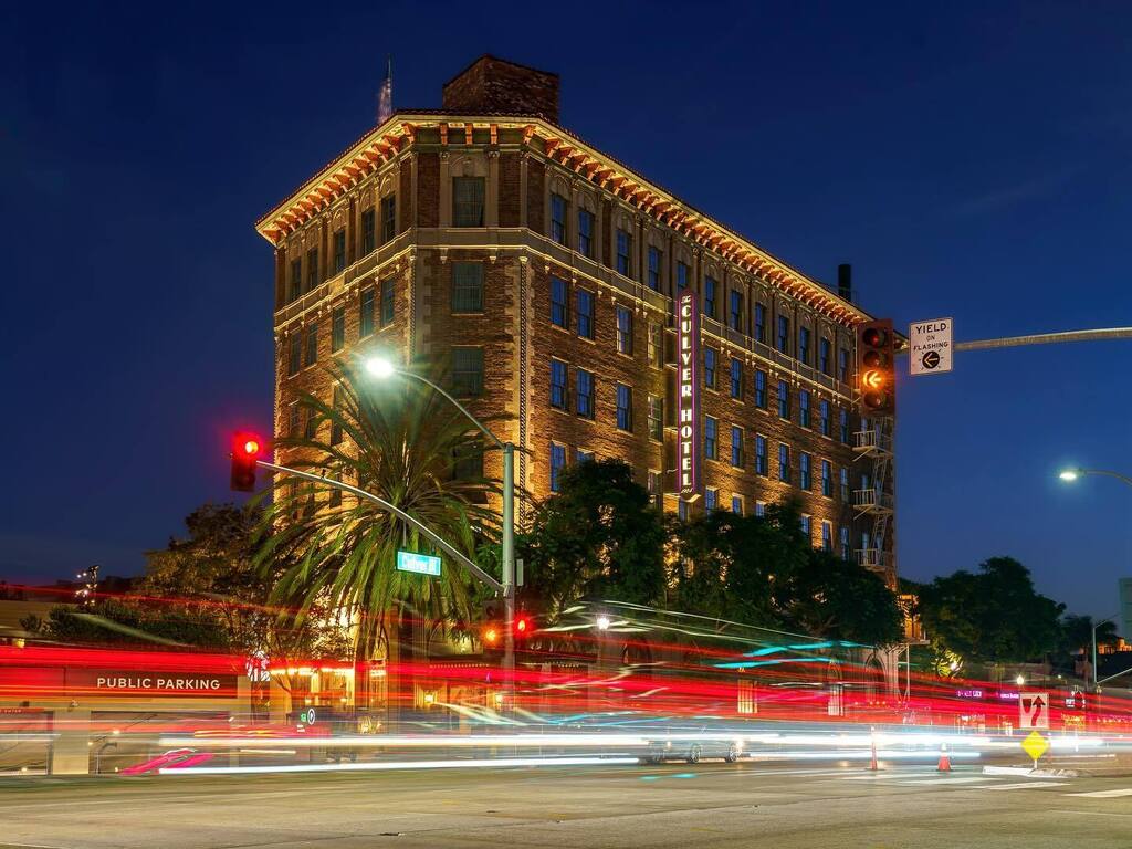 Slowing down is sometimes the best way to speed up

📍Culver Hotel - Los Angeles, CA

#losangeles #sonyalpha #sonyalphagallery #sonyphotography #losangelesphotographer #losangelesphotography #architecture #LA #discoverLA #discoverwithalpha #alphacolle… instagr.am/p/CyeiBX0P-P0/