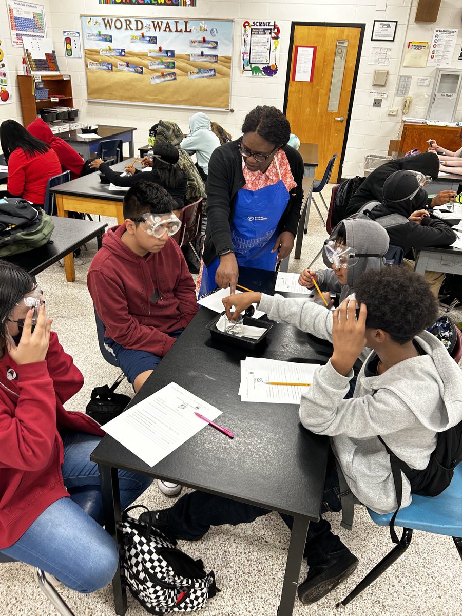 Ms. Ladokun and I enjoyed seeing students engaged in a lab to see evidence of chemical change. Hands-on science!!  #tigersroar #wedosciencewell ⁦@WSFCS_Science⁩