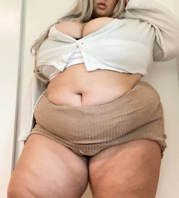 what I wear to home depot when I don’t want to lift a finger https://t.co/6LkuW2mNev