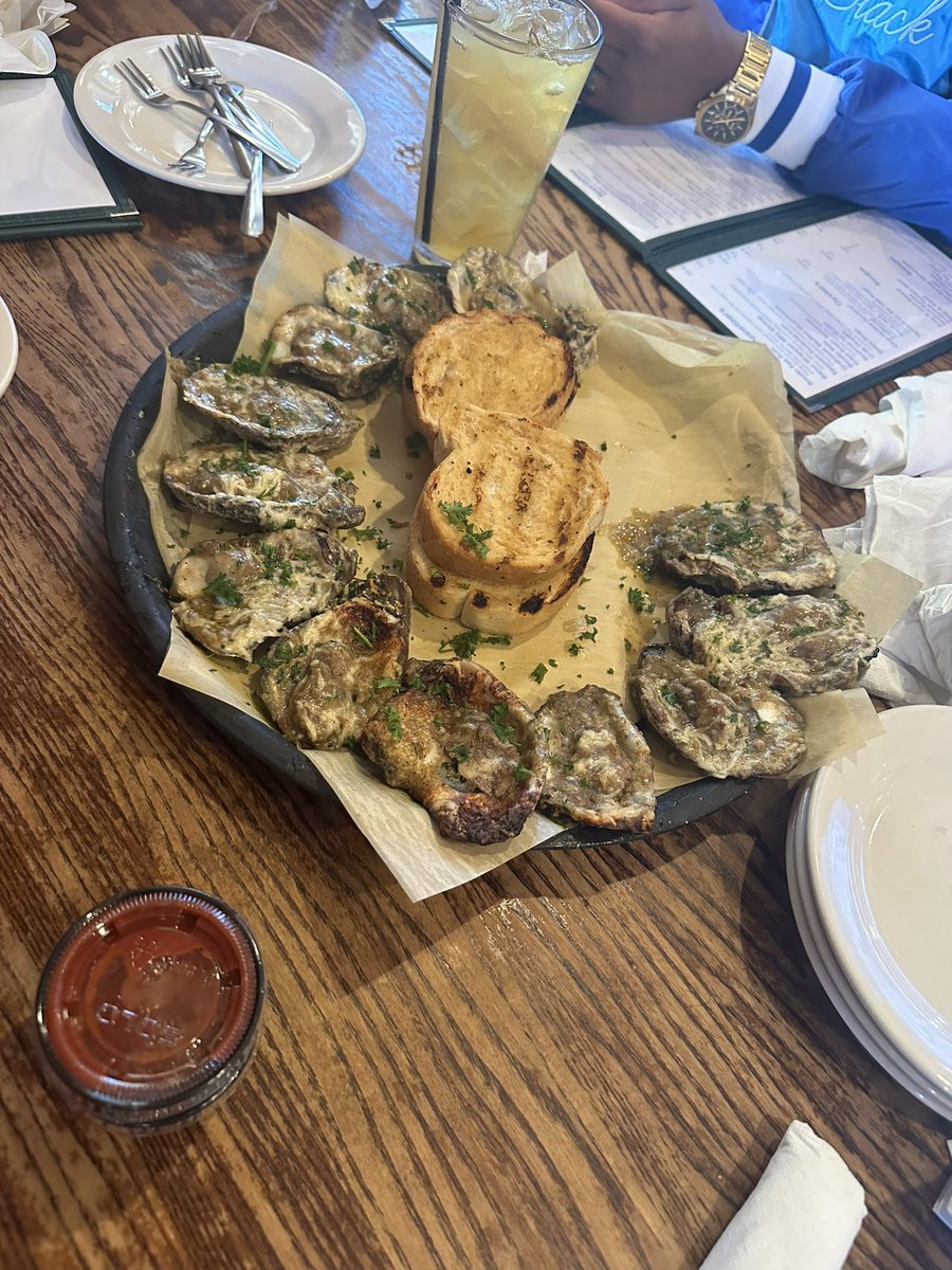 Huge shoutout to my team for showing out for BOSS DAY! Not only did they take me out to one of my favorite restaurants, they hooked it up with a nothing bundt cake and some Jordan 1s. I appreciate y’all!

#BigTymers #WATG