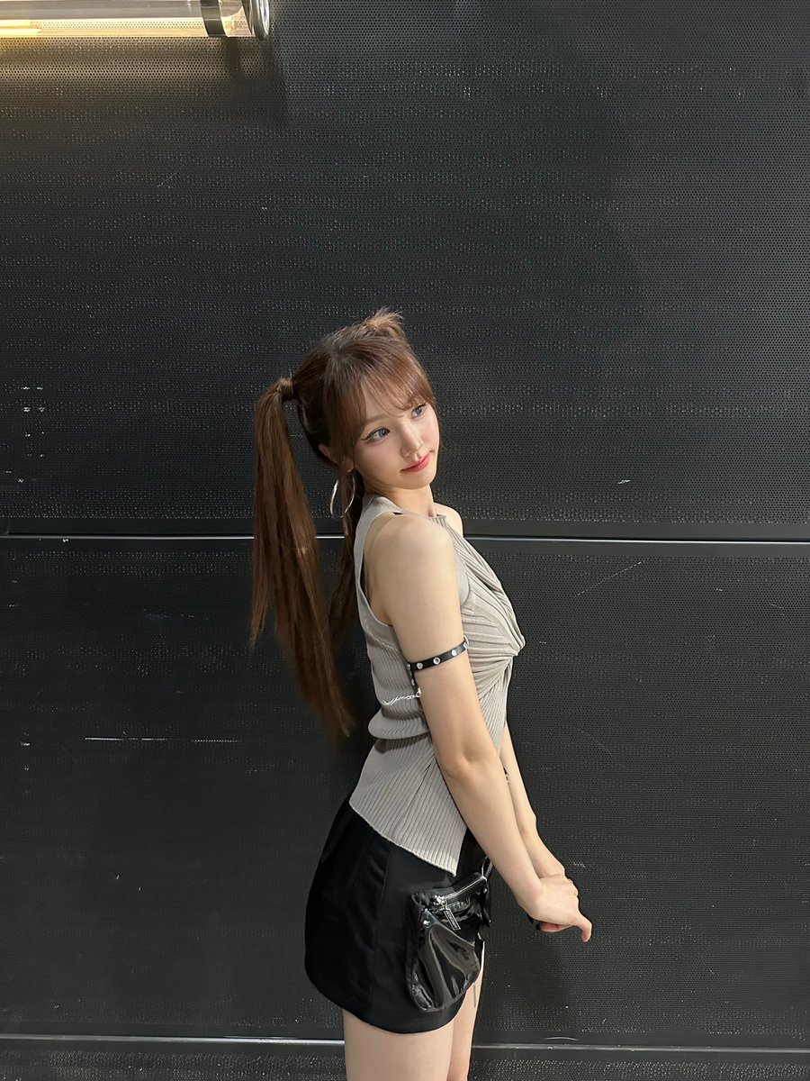 [🧩 #나나]

엘즈업 in Paris🗼🖤 
큰 무대, 많은 분들께 우리 CHEEKY와 제가 정말 사랑하는 곡 블랙핑크 선배님의 Pink Venom 무대 보여드리고 감사하게도 오히려 에너지 얻을 수 있는 좋은 경험을 해서 행복했어요🤍🐰

#엘즈업 #EL7ZUP #나나 #NANA