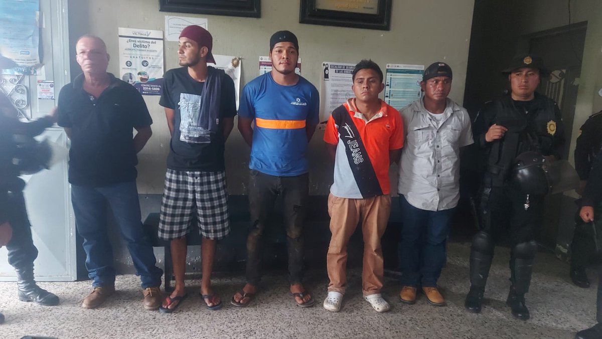 AztecaNoticiaGT's tweet photo. #AHORA | Once personas fueron detenidas por la PNC tras ser los presuntos responsables de realizar disparos a un grupo de personas que manifestaban y bloqueaban la ruta CA2 en el km.272 . Cruce Aldea Orizaba Malacatan.
Vía: @MarcosCahuex___ https://t.co/G9rB9d0Bqh